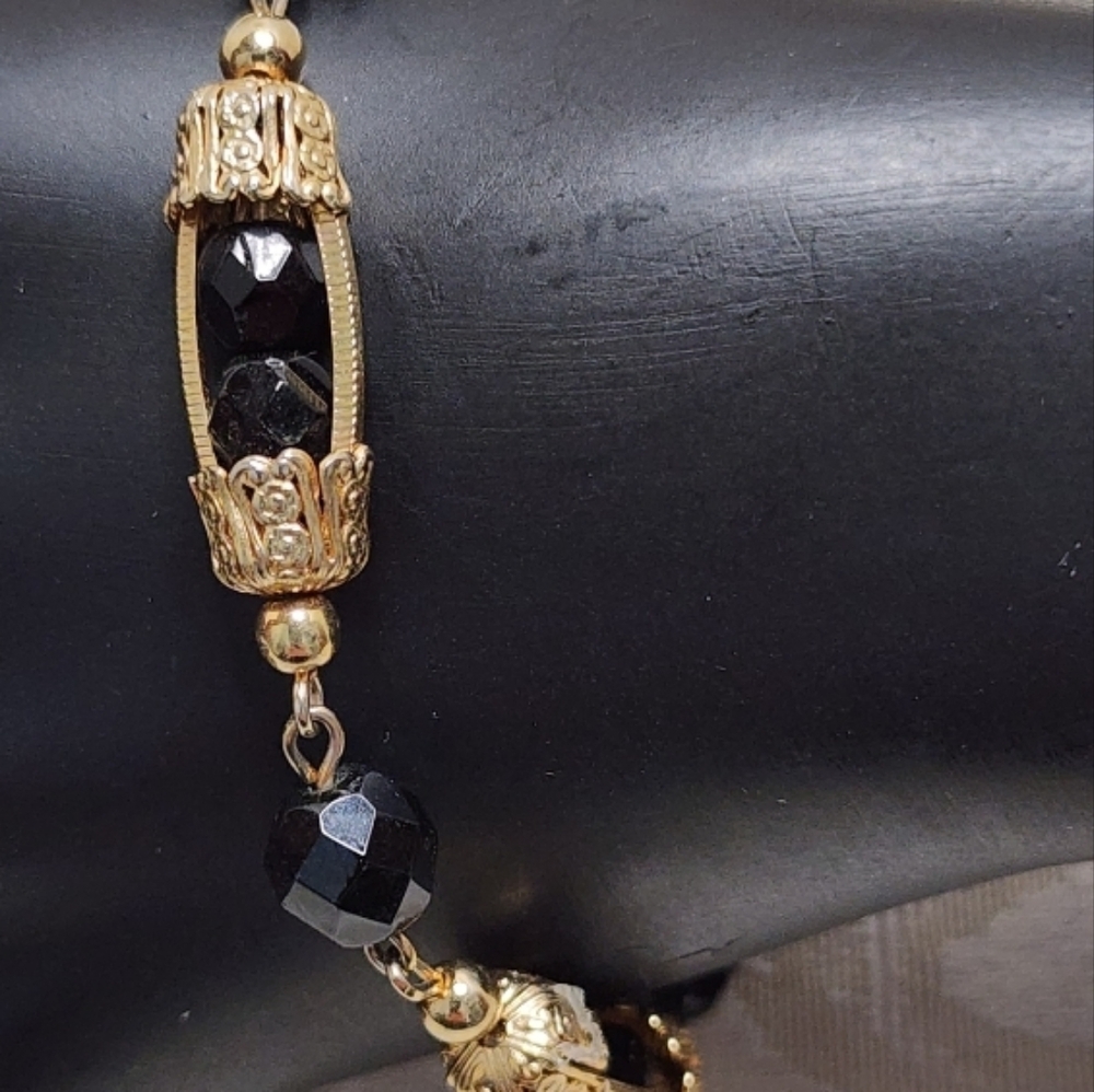 VINTAGE ART DECO BRACELET BLACK FACETED GLASS BEADS, GOLD FILIGREE CAGE LINKS - Picture 2 of 8